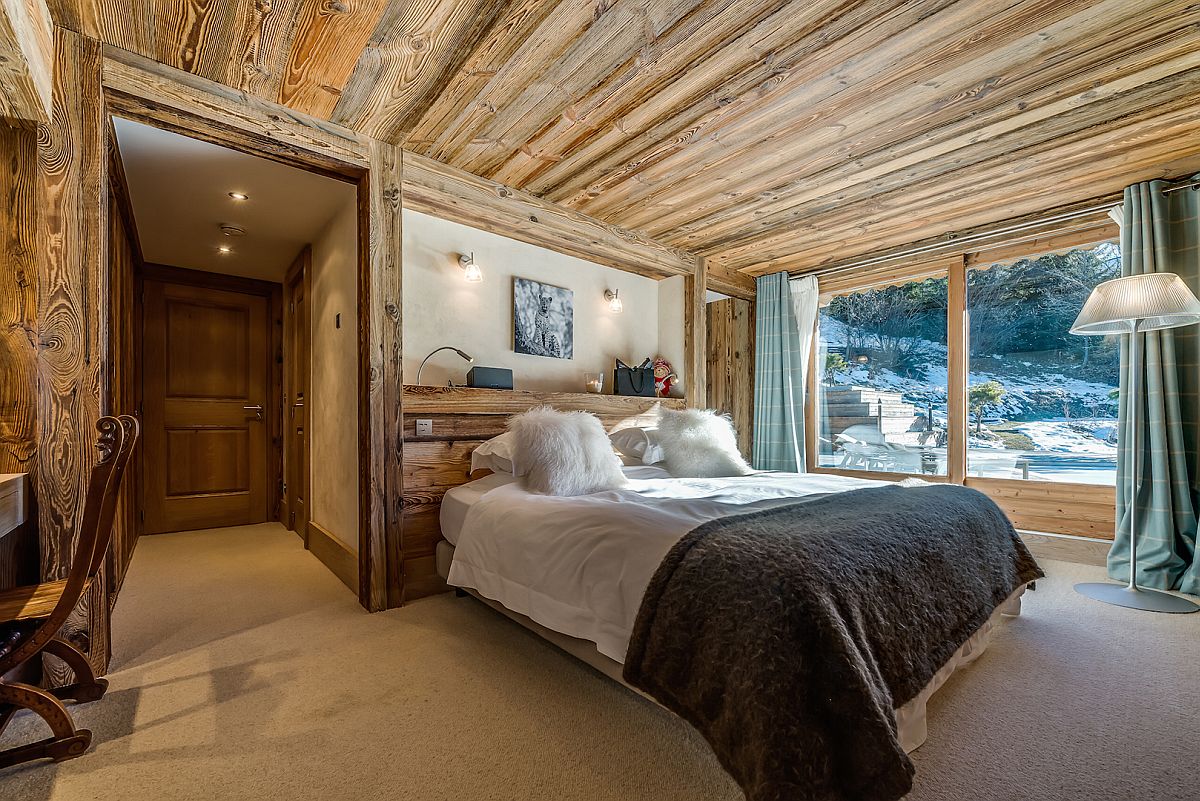 Chalet bedroom with a workspace in the corner