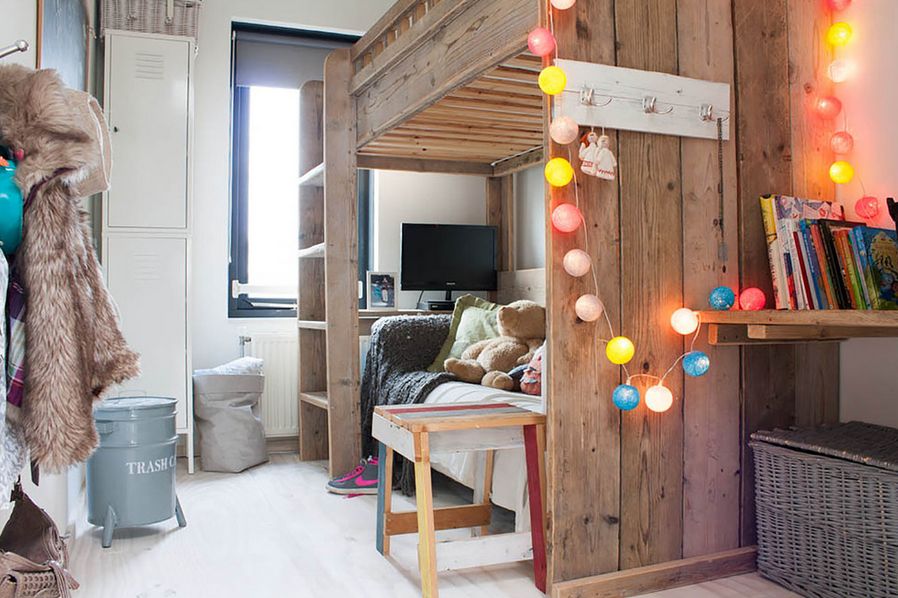 Colorful-string-lights-in-childrens-room