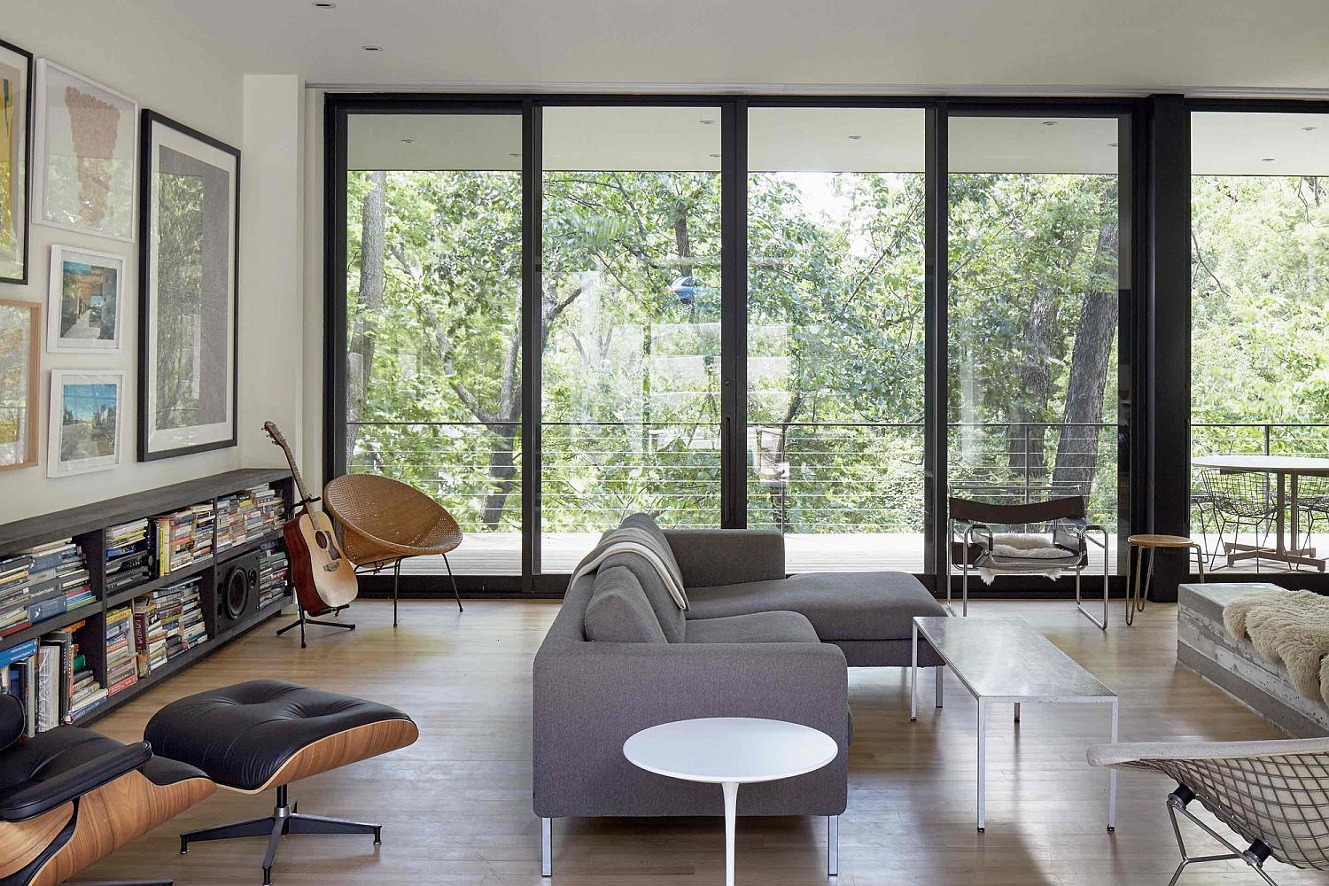 Contemporary-living-room-with-Eames-Lounger-and-a-stylish-bookshelf