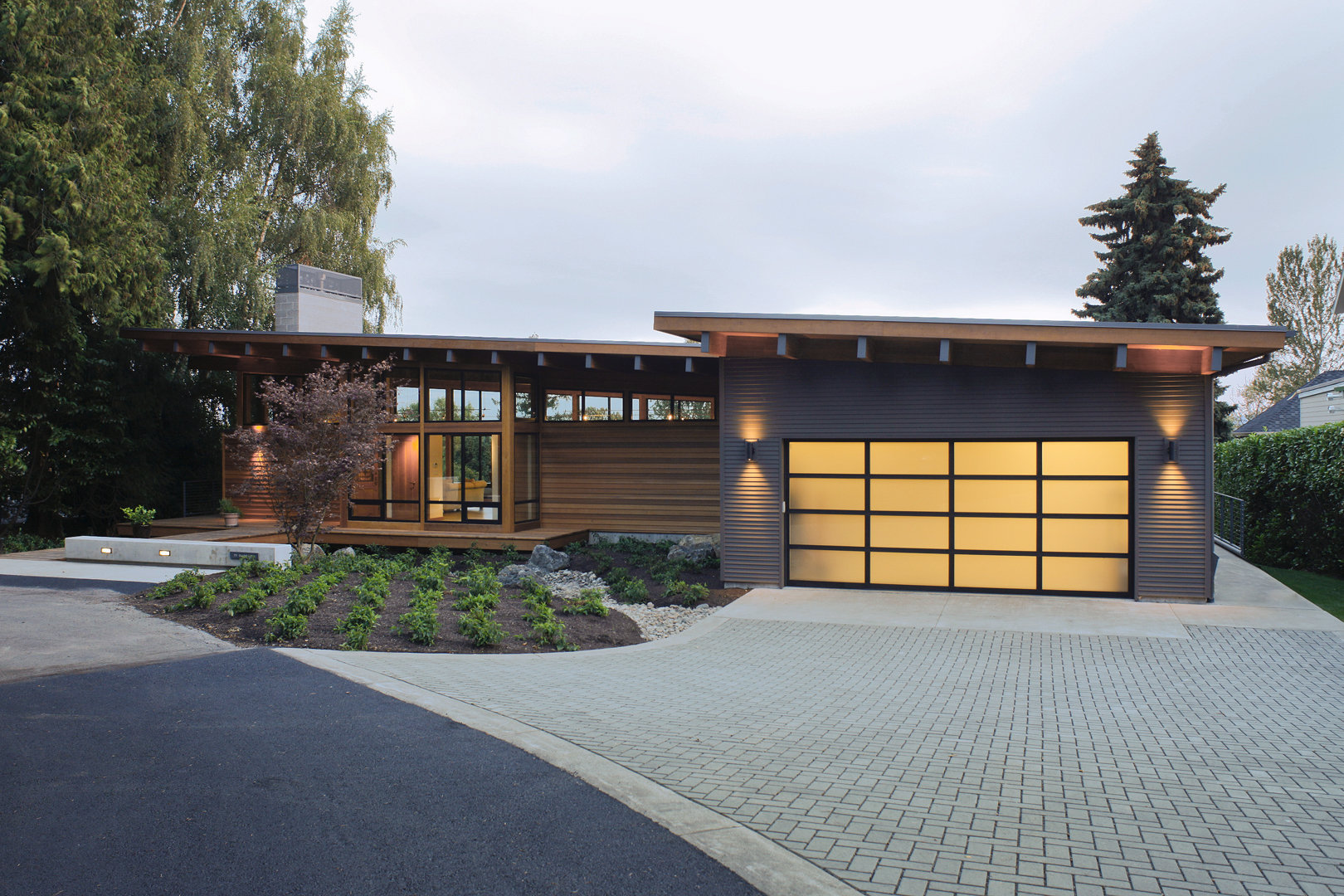 Driveway with pavers that have a dynamic pattern but remain subtle