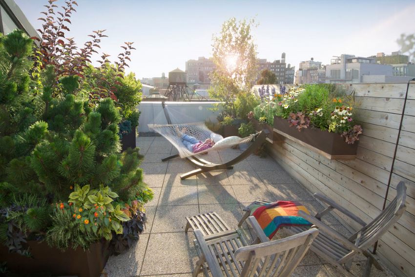 Dynamic-and-unique-balcony-garden-