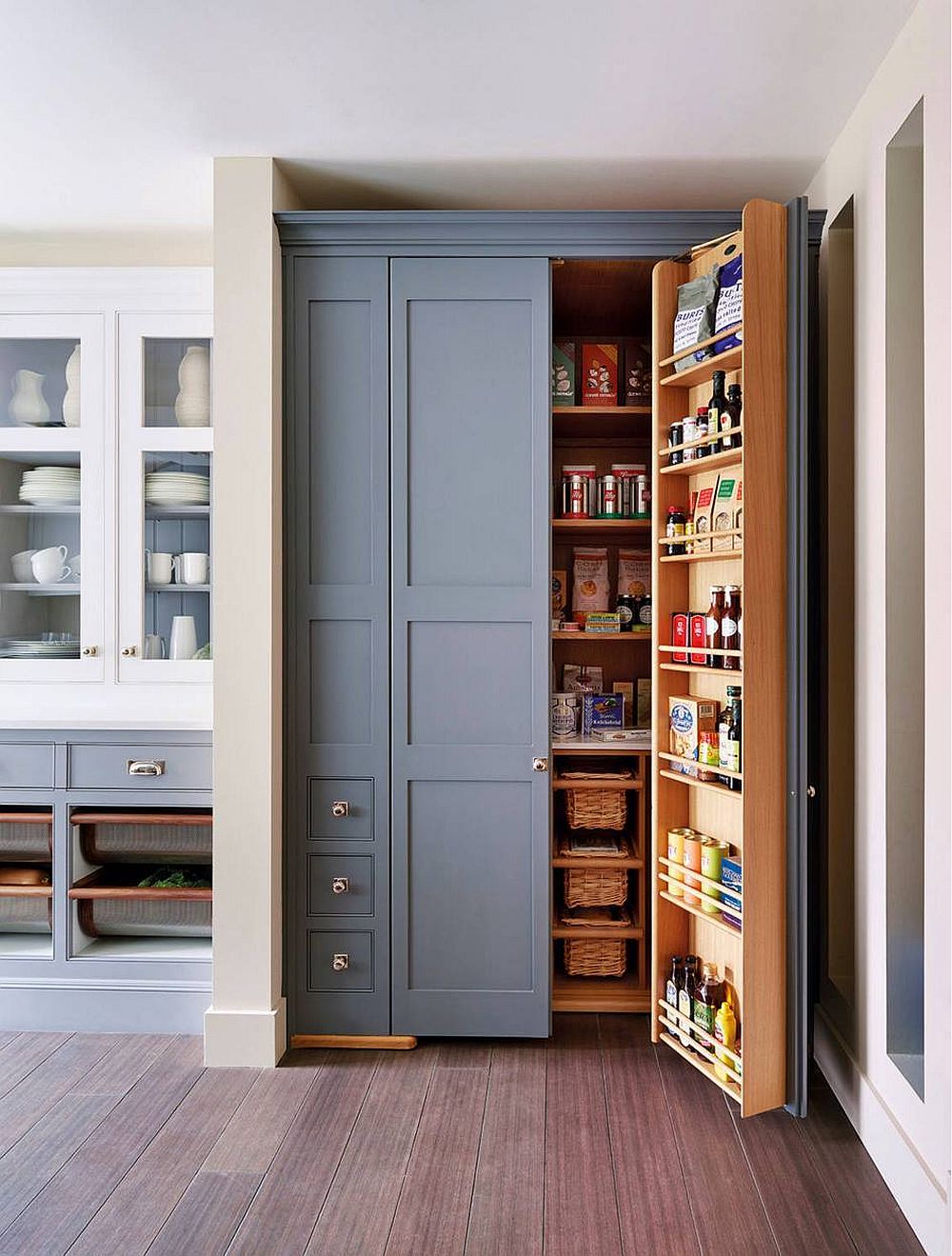 Making use of the kitchen corner with a fabulous pantry with bluish-gray doors