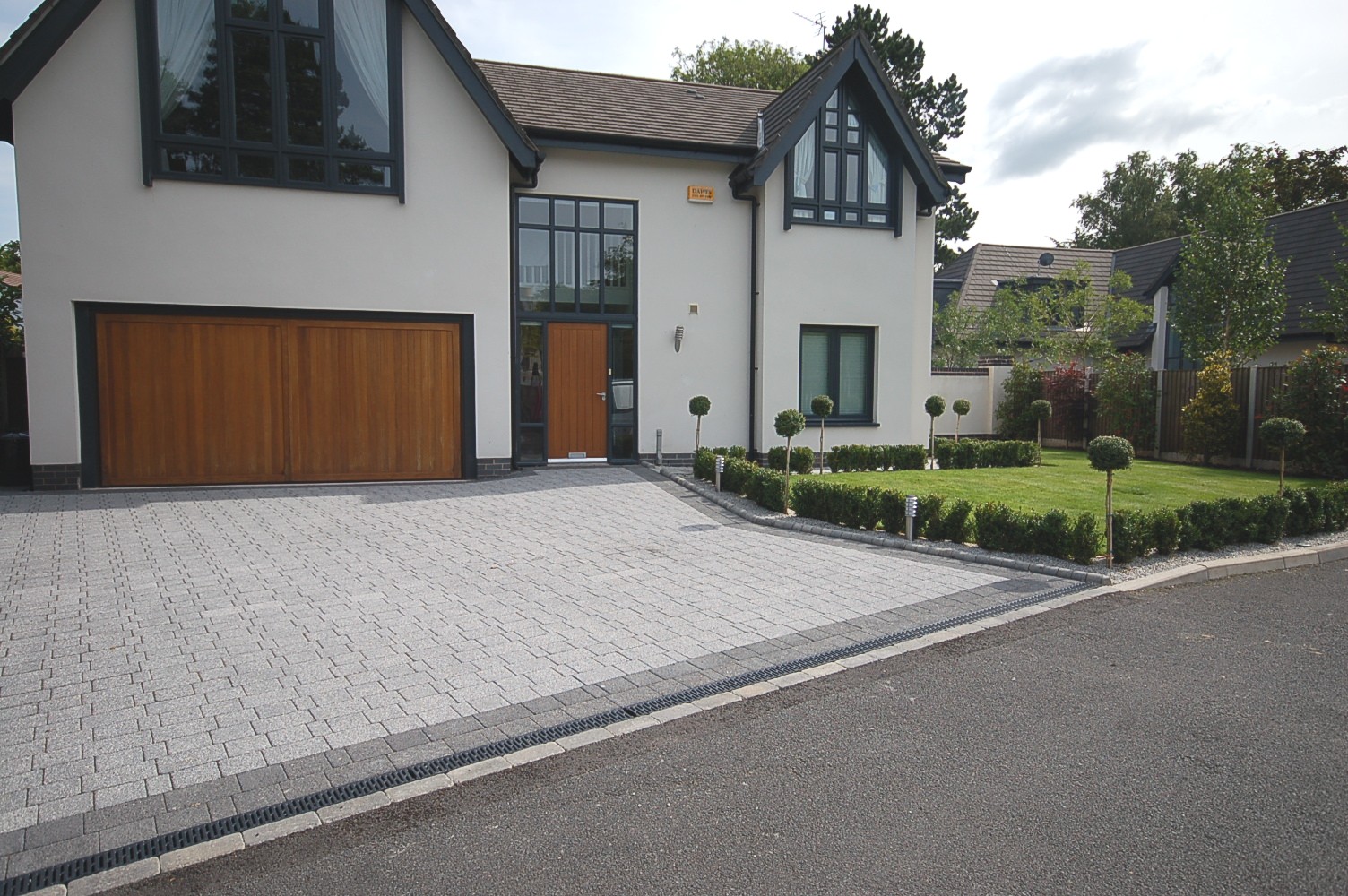 Minimalist driveway makes the house a centerpiece of the space