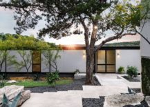 Modern-Texas-hillside-home-with-a-design-inspired-by-the-iconic-Farnsworth-house-217x155
