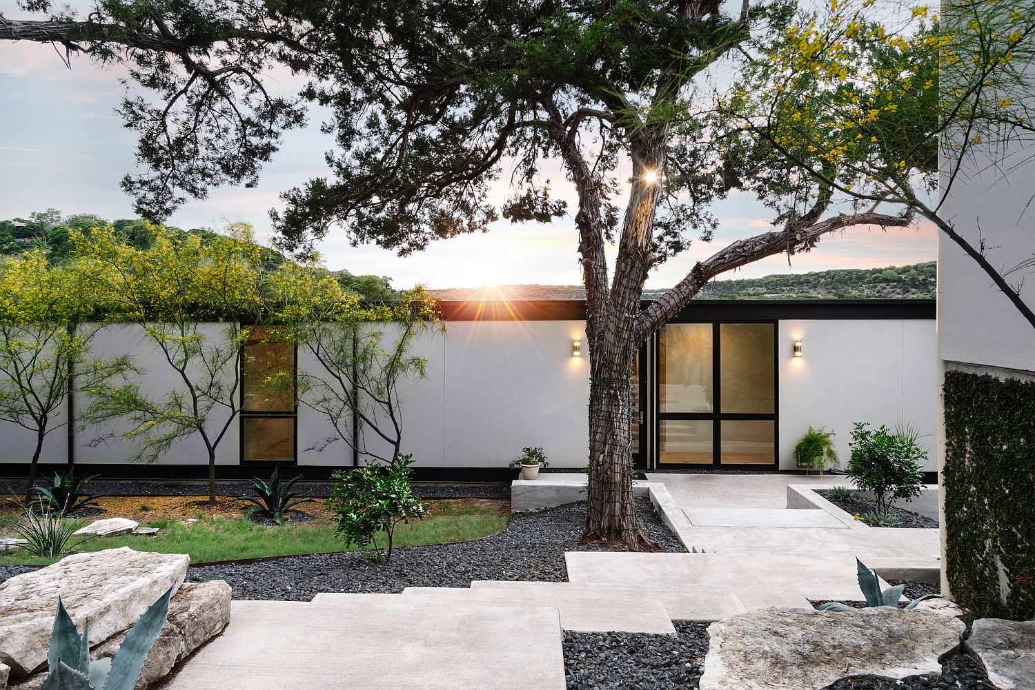 Modern Teaxas hillside home with a design inspired by the iconic Farnsworth house