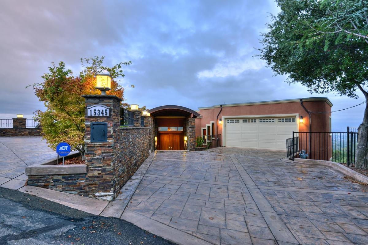 Modern-driveway-with-stone-pavers