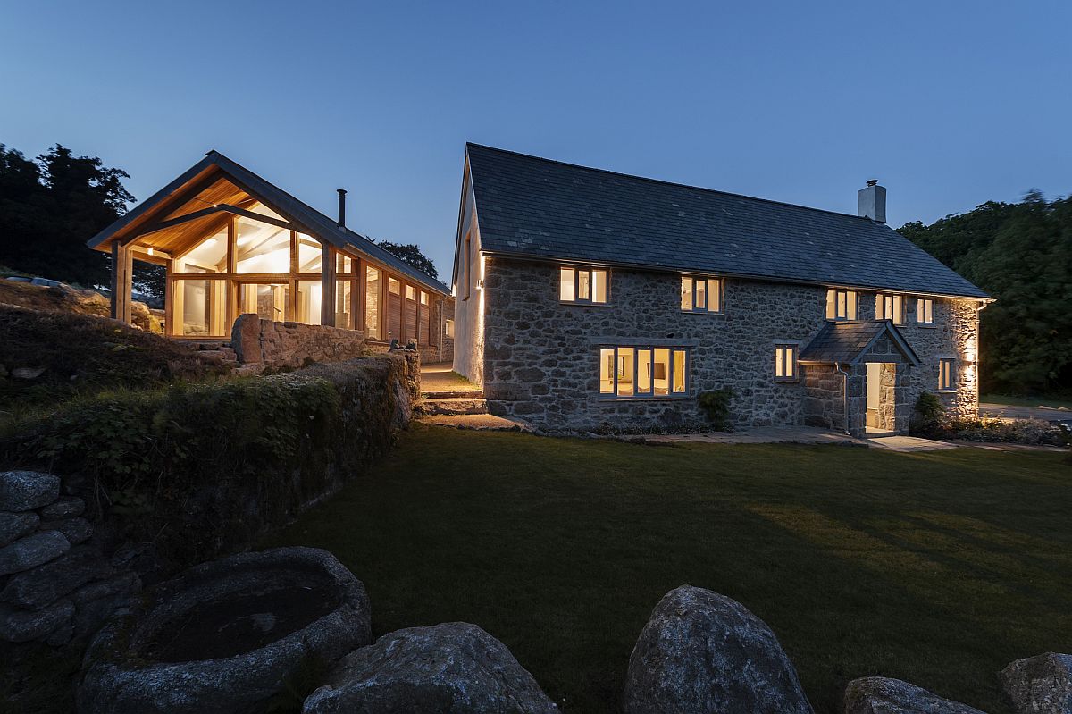 Original barn and farmhouse connected using a modern structure