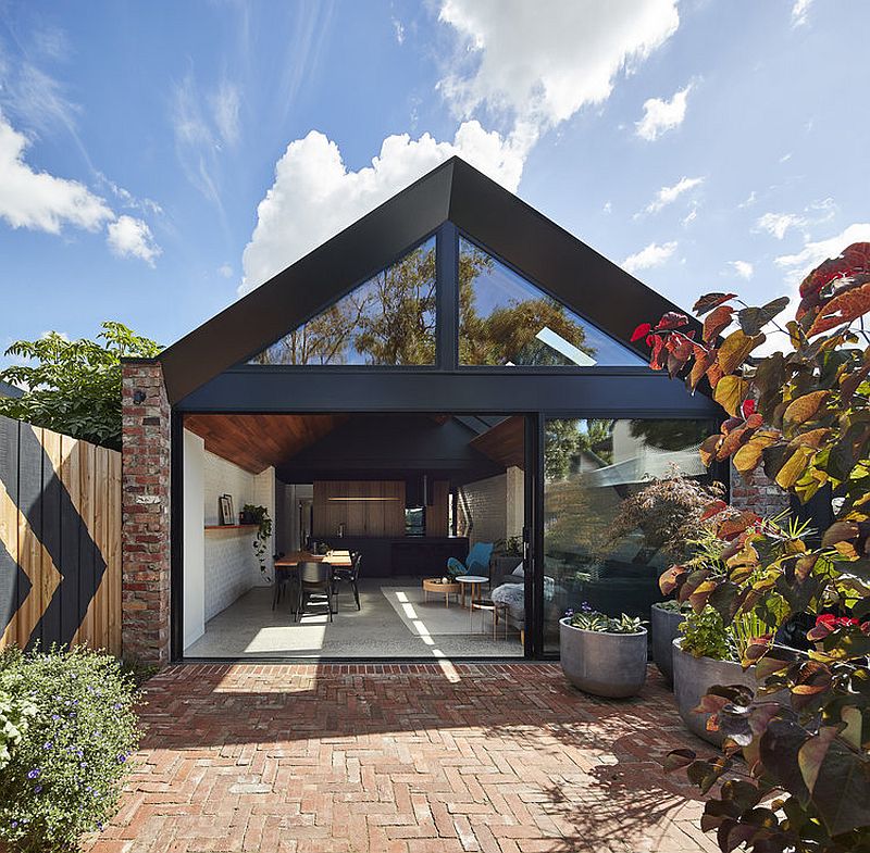 Rear extension in brick, glass and wood