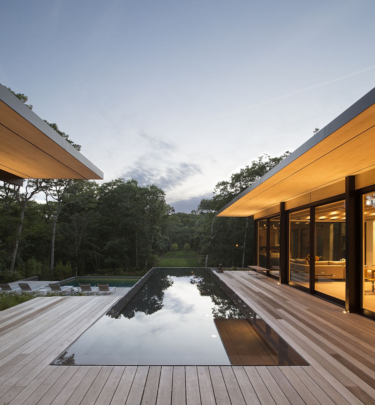 Reflective-pool-between-the-two-wings-of-the-house