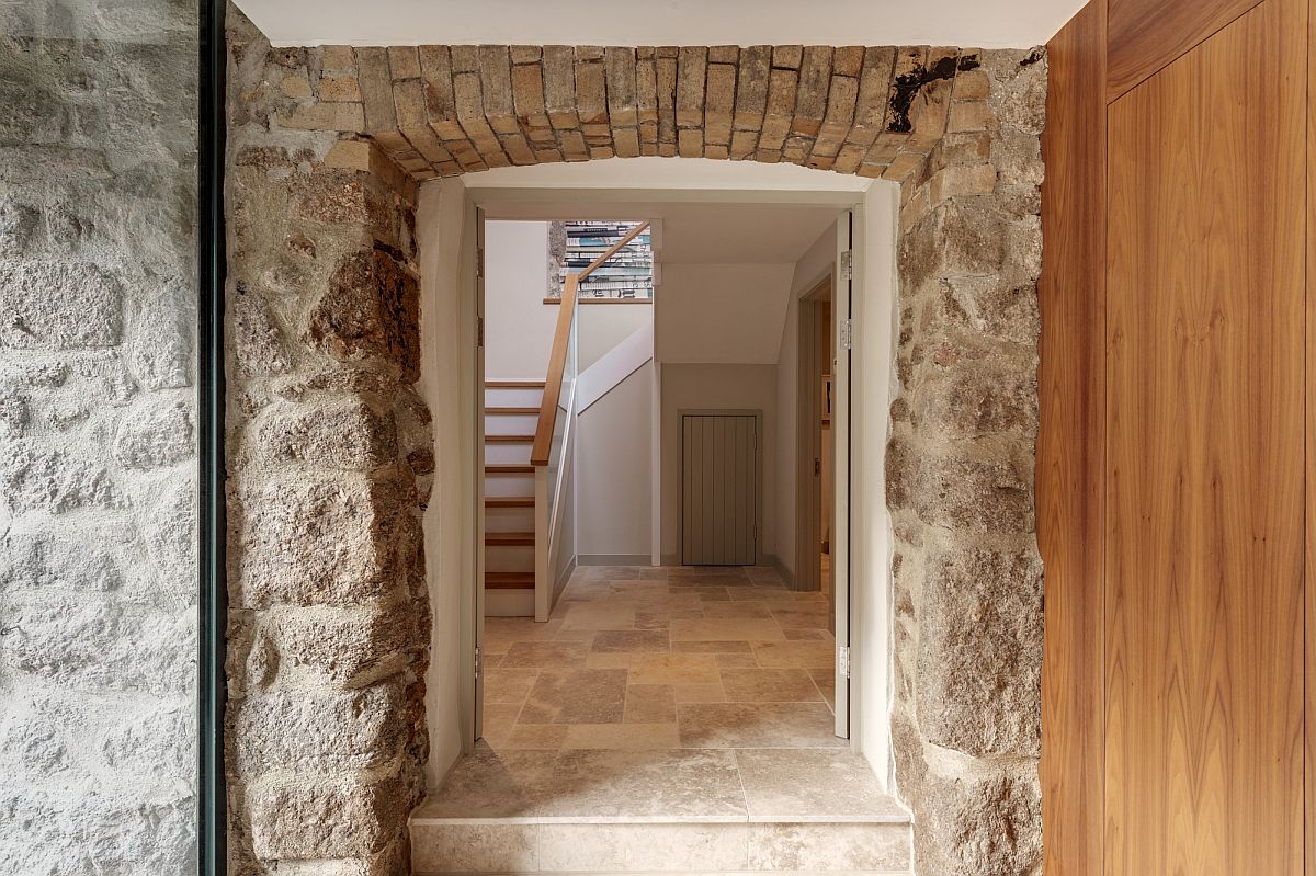 Refurbished 18th century Dartmoor farmstead with original stone walls