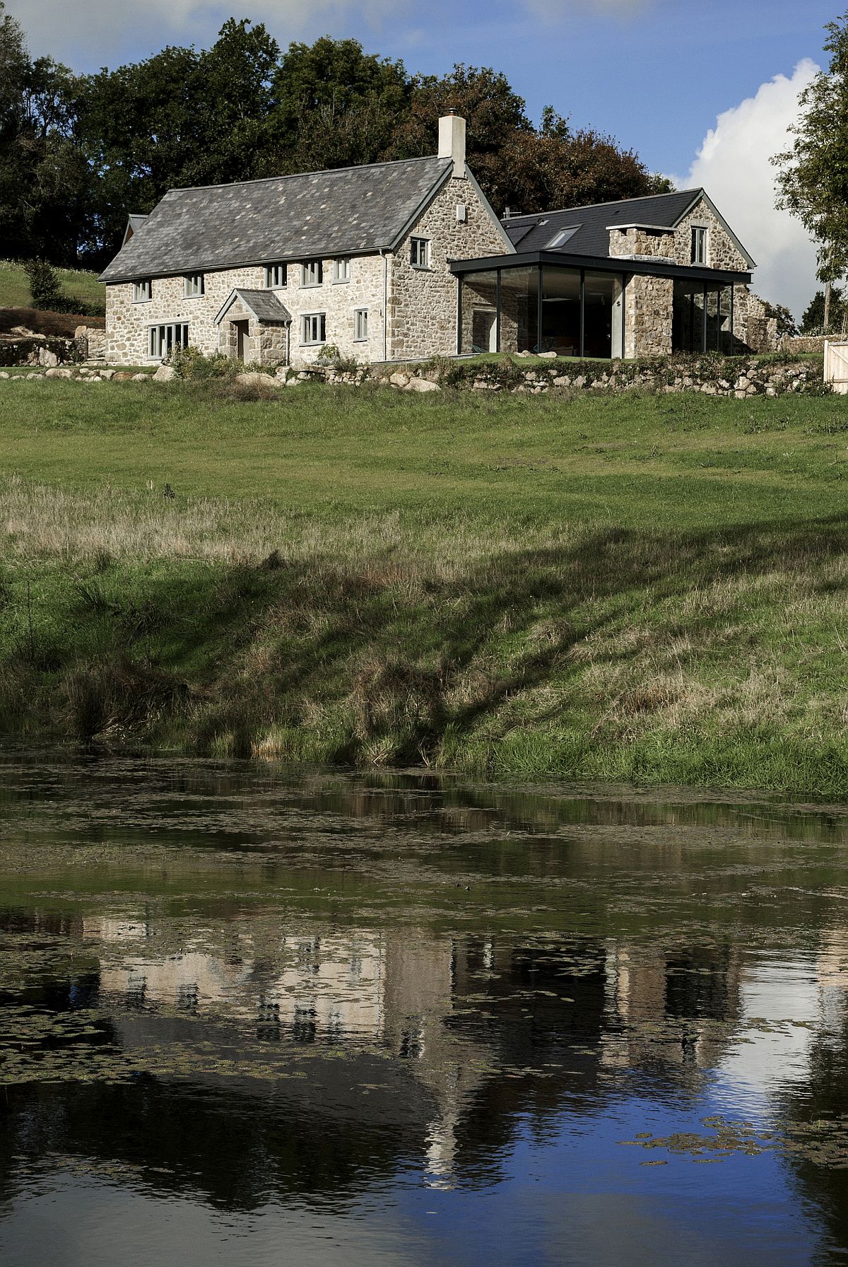 Rustic-landscape-of-the-18th-century-Dartmoor-farmstead