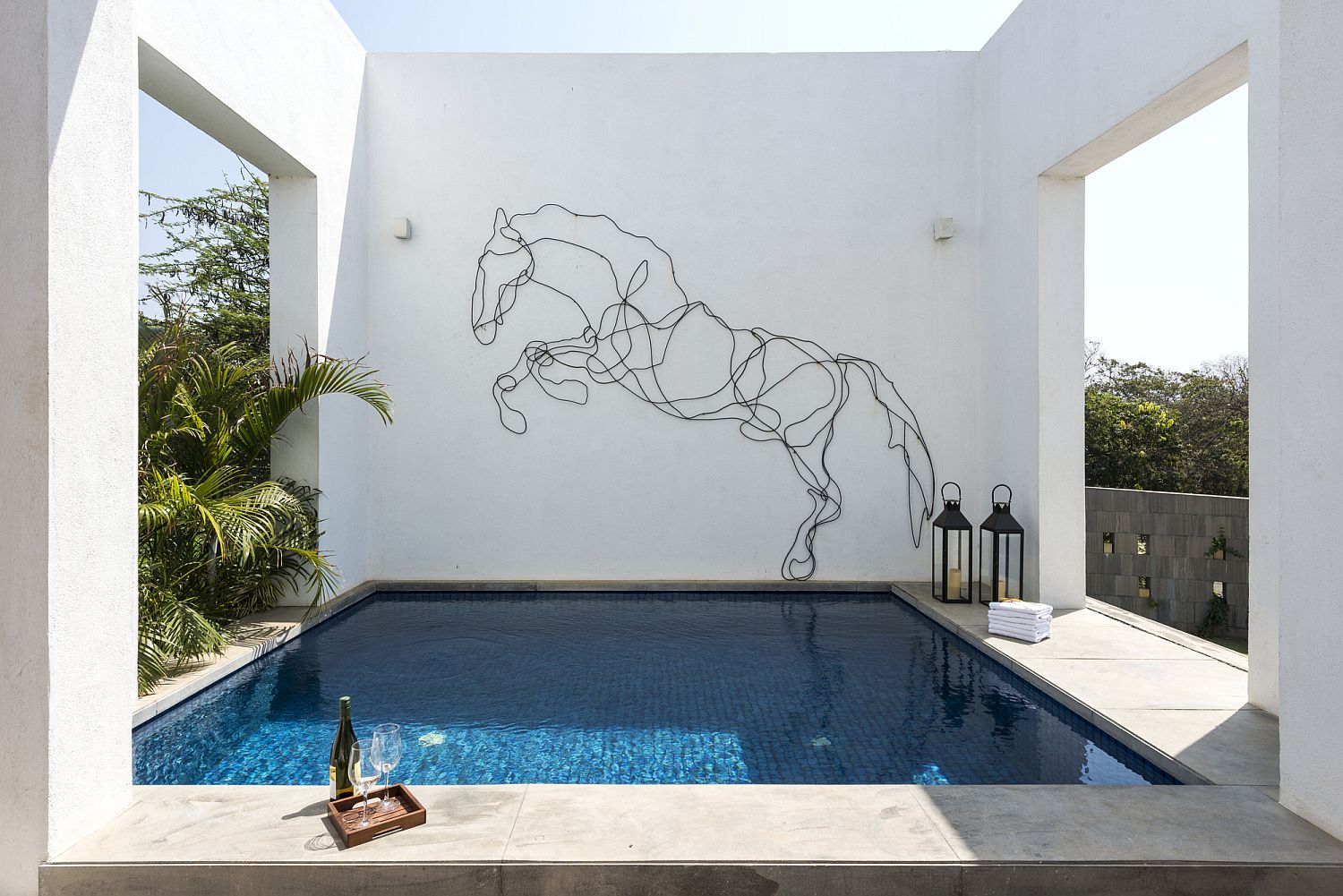 Sculptural-figure-of-a-horse-on-the-wall-next-to-the-Jacuzzi