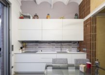 Small-contemporary-kitchen-in-white-with-sleek-shelving-217x155
