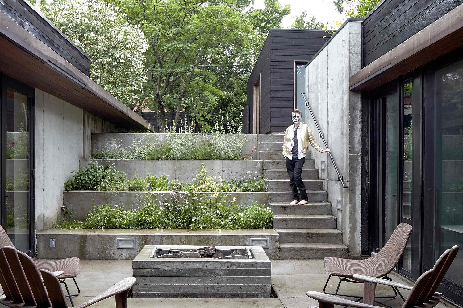 Stepping down into the central courtyard and the hidden public spaces