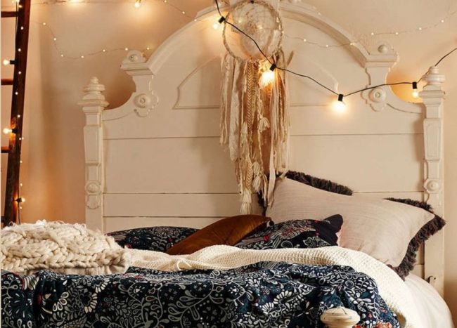 30 Romantic String Light Ideas For the Bedroom