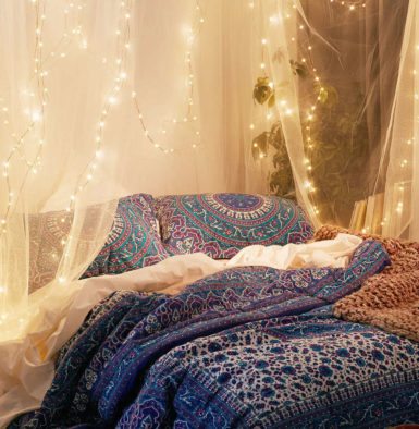 30 Romantic String Light Ideas For the Bedroom