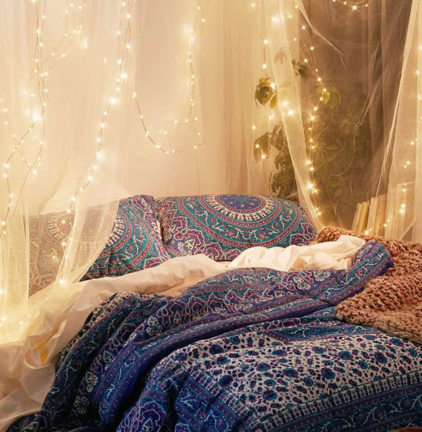 30 Romantic String Light Ideas For the Bedroom