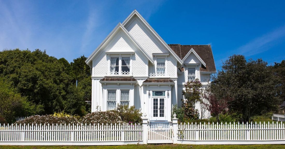 Living the American Dream with a White Picket Fence! Decoist