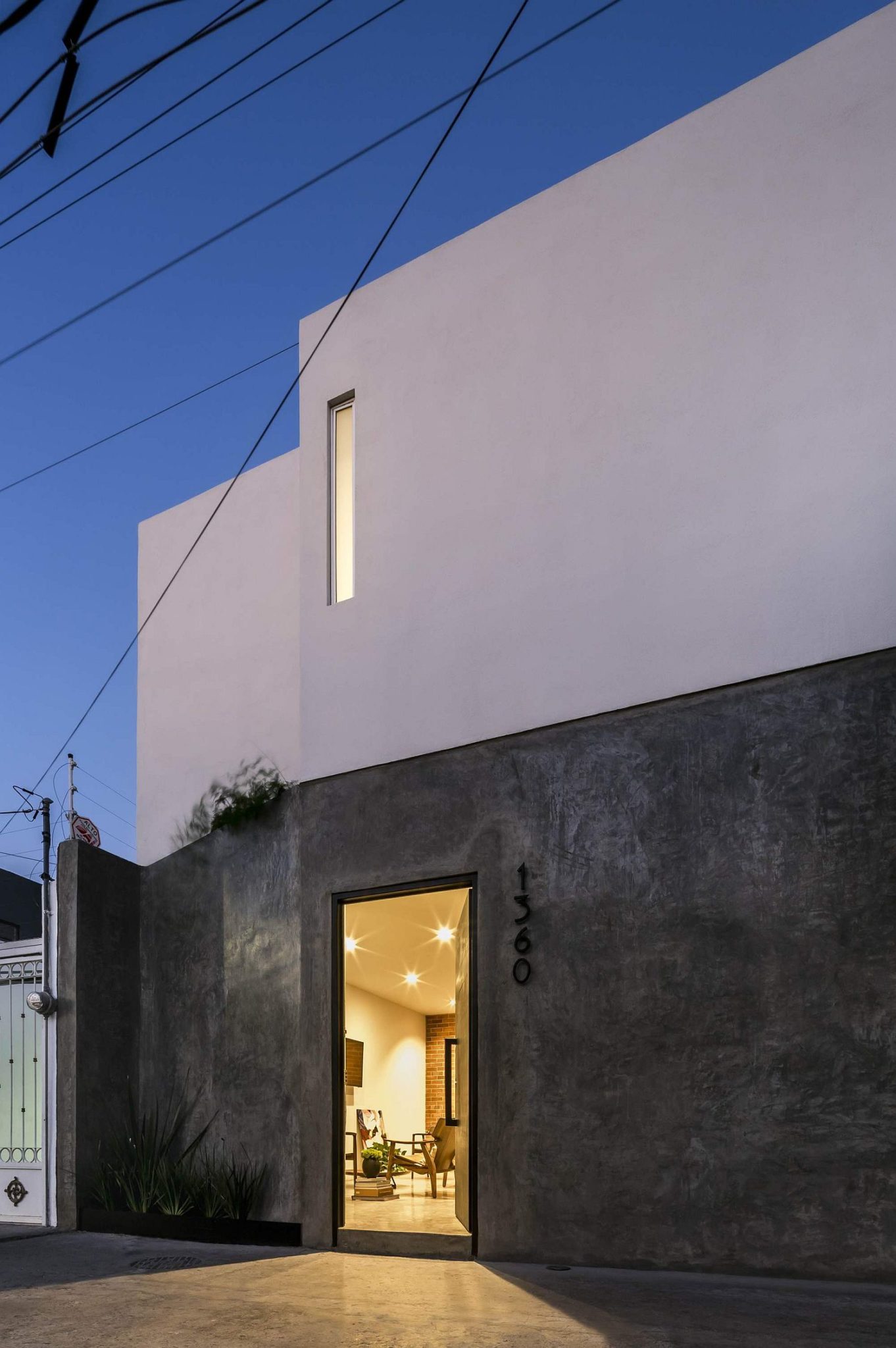 Unique-and-minimal-facade-of-Casa-Forasté