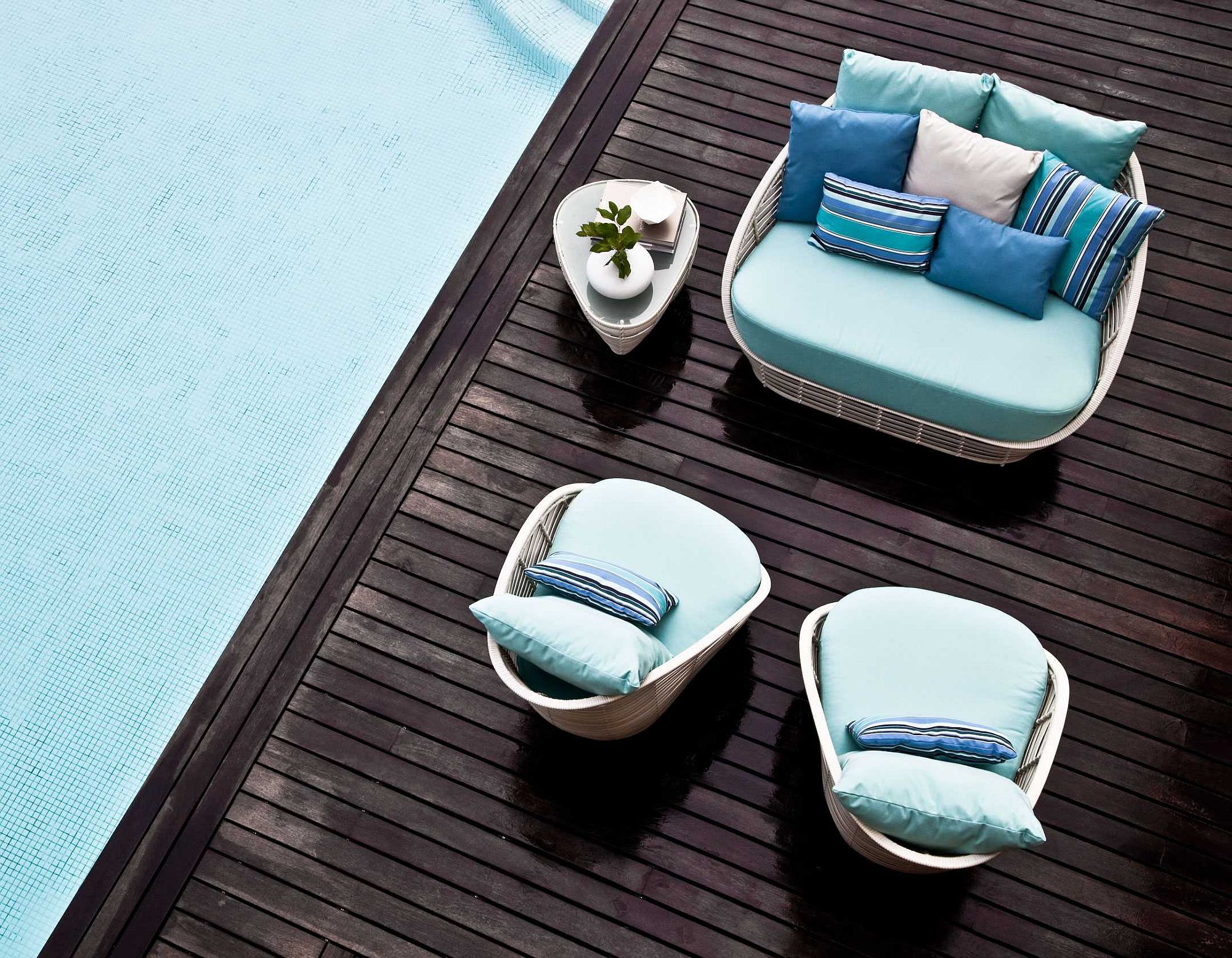 Breezy and modern Oasis lounge chair on the pool deck