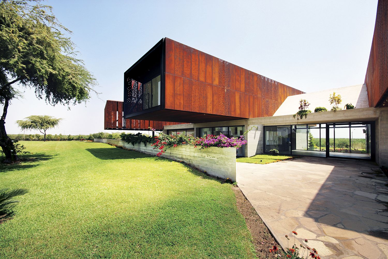 Cantilevered stuctures covered in corten panels shapes the cool ranch