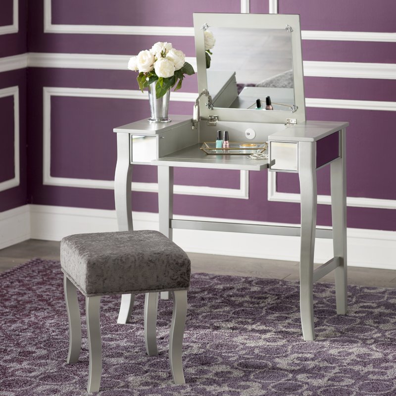 Chic and glossy Strattenborough vanity set with mirror