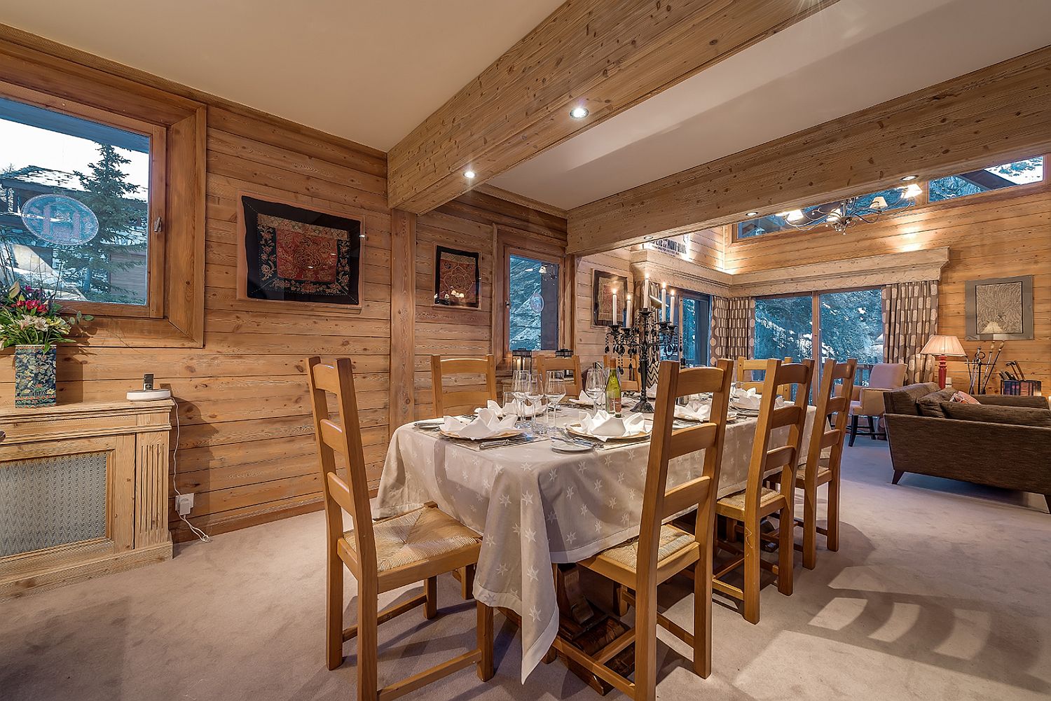 Dashing chalet dining room with classic and modern vibes intertwined