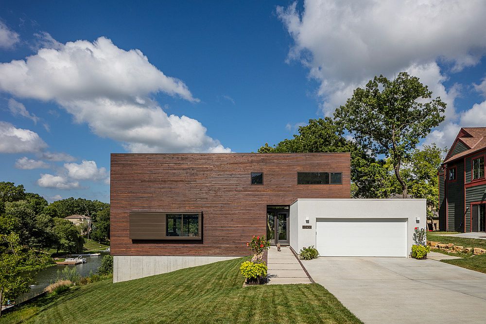 Entry to the contemporary lakeside house with wooden public volume