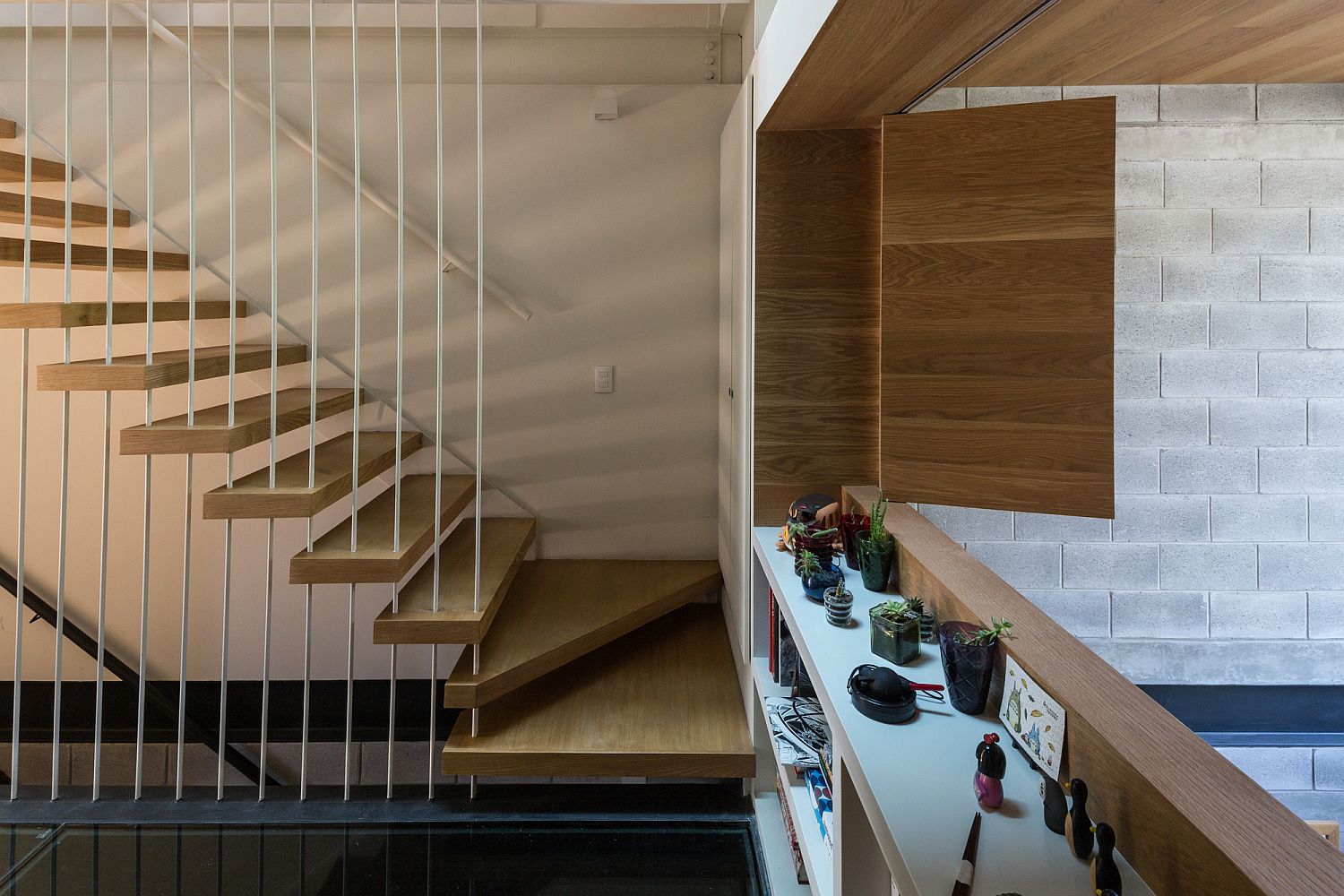 Floating-style-staircase-in-wood-with-metallic-beams