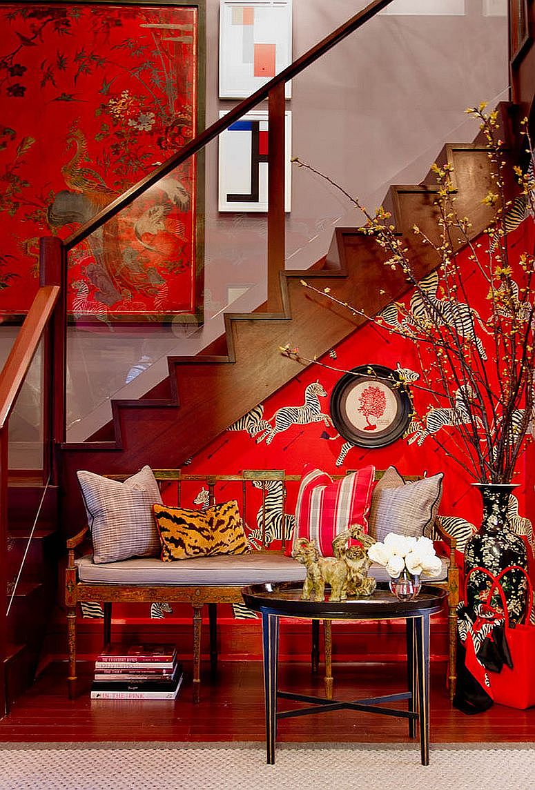 Floor-vase-brings-black-to-the-dazzling-entryway-in-red