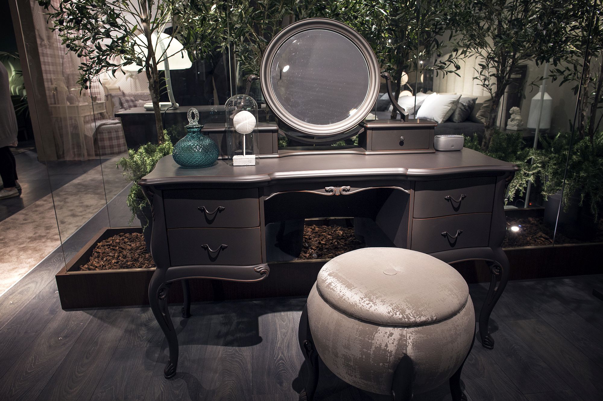 Gorgeous-bedroom-dresser-in-gray-is-perfect-for-the-modern-bedroom