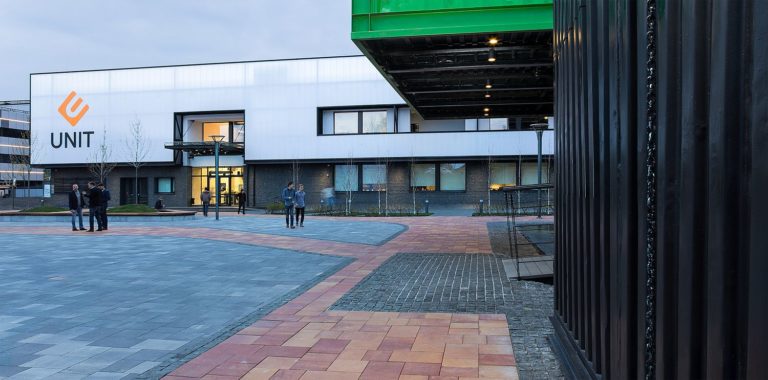 This Flamboyant Café in Kiev is Made out of 14 Shipping Containers ...