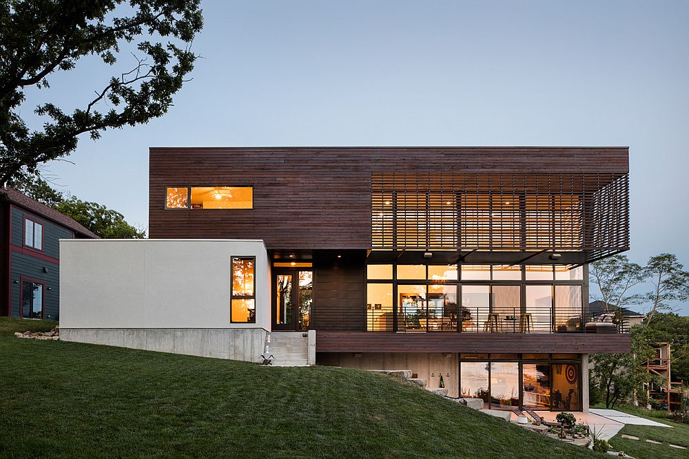 Modern-lodge-in-wood-and-Stucco-next-to-the-Weatherby-Lake
