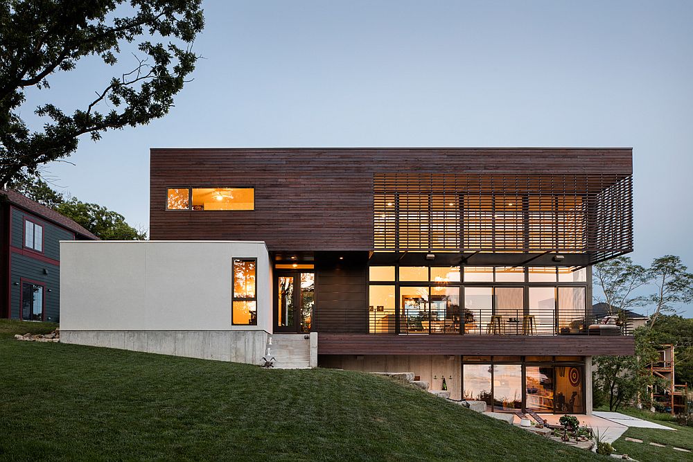 Modern lodge in wood and Stucco next to the Weatherby Lake