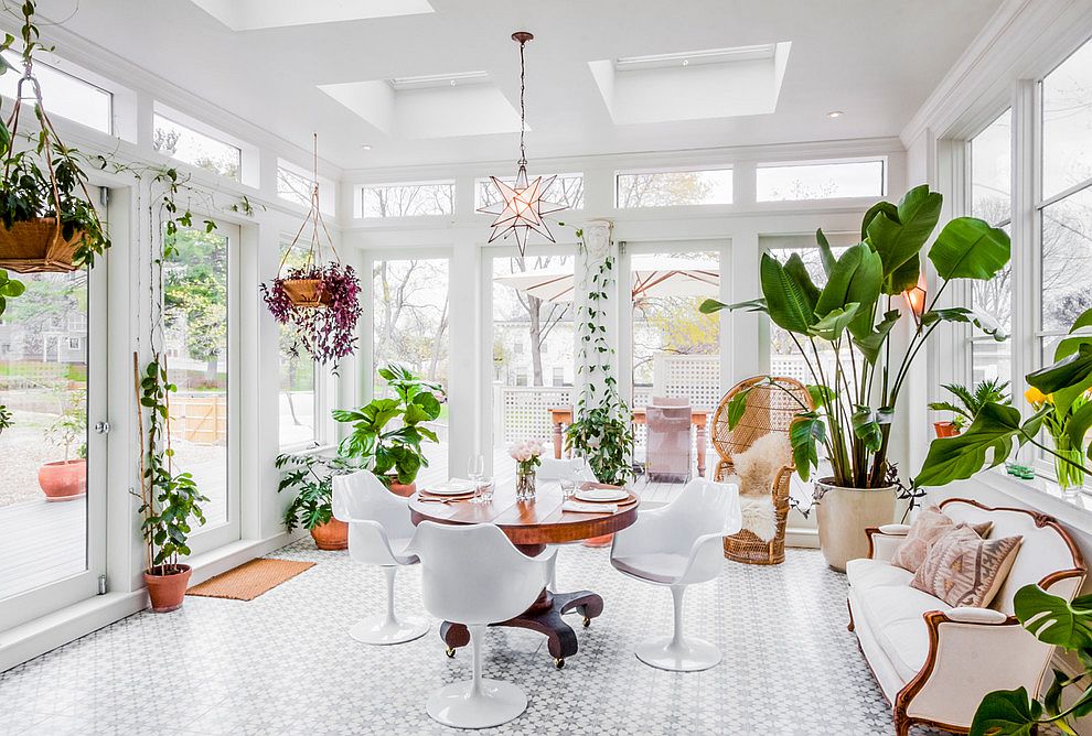 Modern-sunroom-in-white-with-a-variety-of-indoor-plants