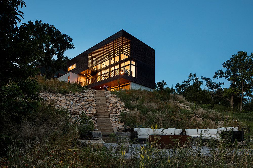 Private and secluded outdoor sitting zone next to the lake