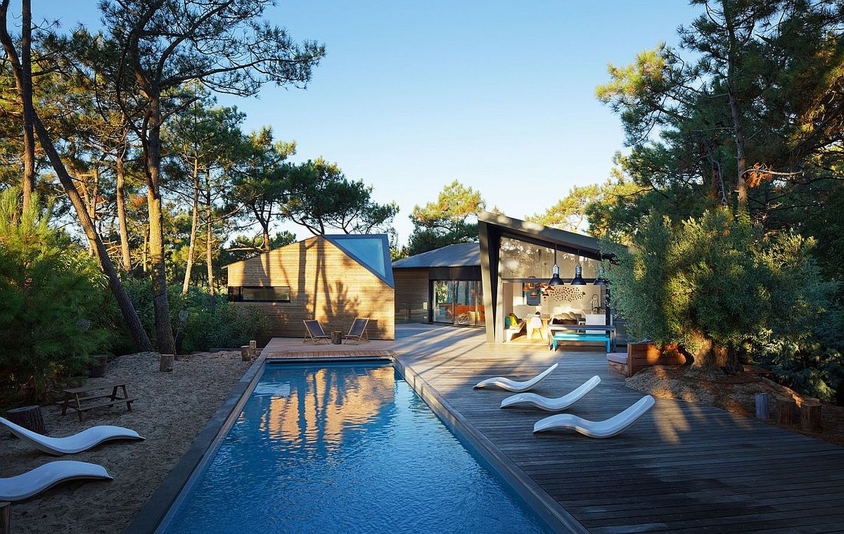 Relaxing exterior of the holiday home with natural forest around it