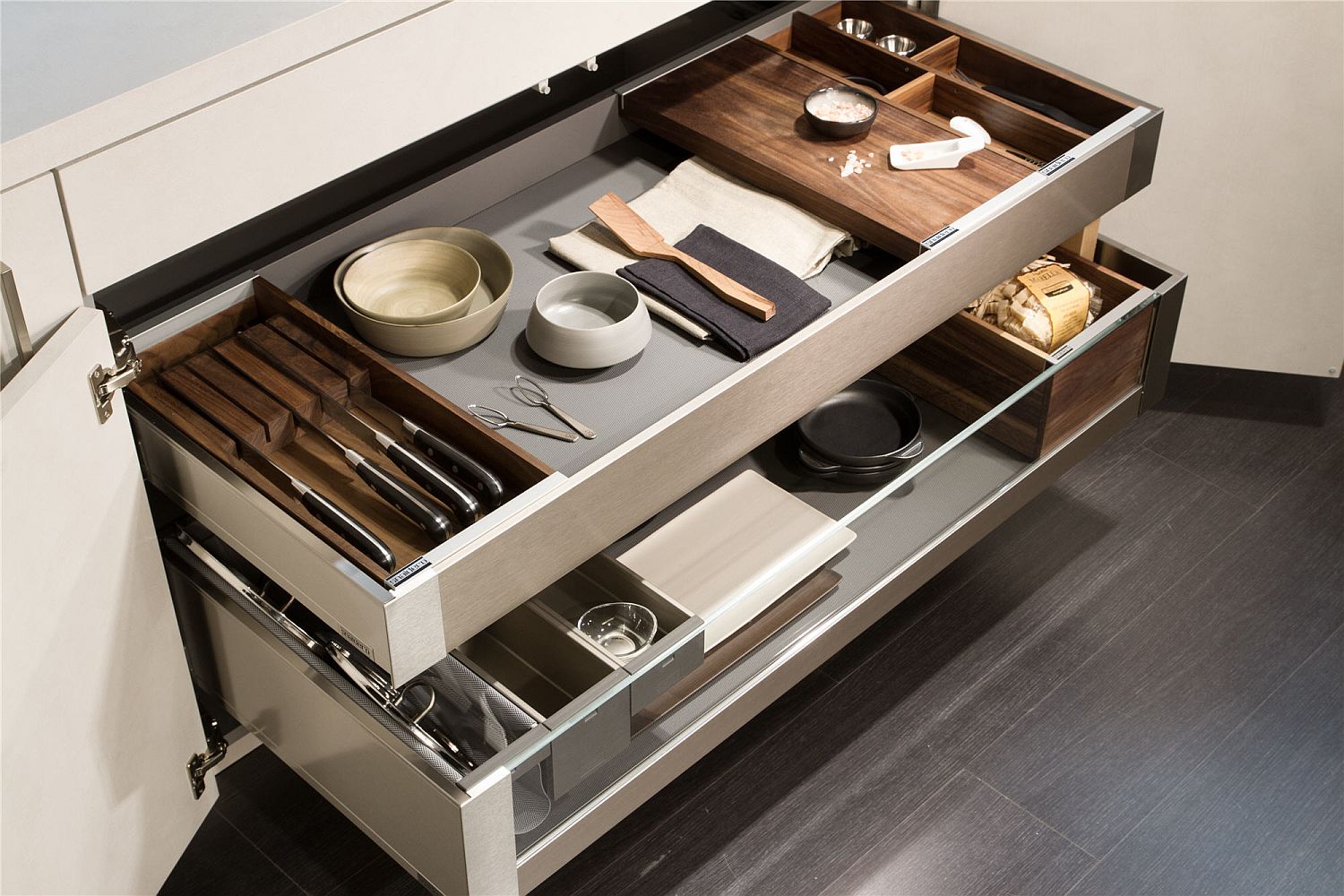 Sliding-drawers-in-the-kitchen-island-help-tuck-away-cutlery