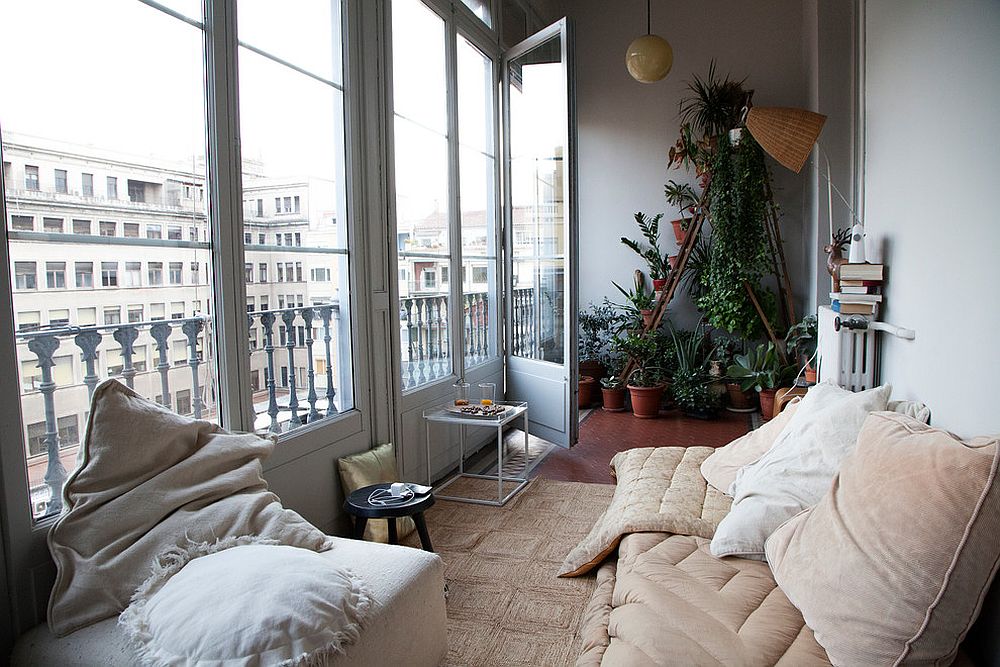 Small-eclectic-sunroom-of-contemporary-apartment-in-Barcelona