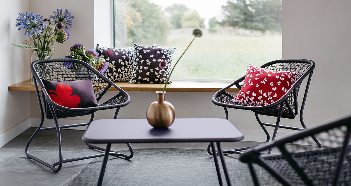 Small vase brings a dash of metallic glint to the covered patio