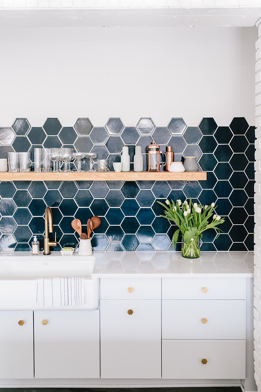 Space-savvy kitchen with gorgeous and dark hexagonal tiled backsplash