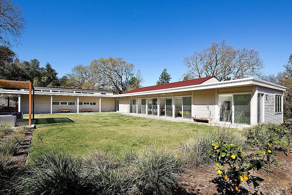 Spacious-central-courtyard-of-the-smart-Hillside-home