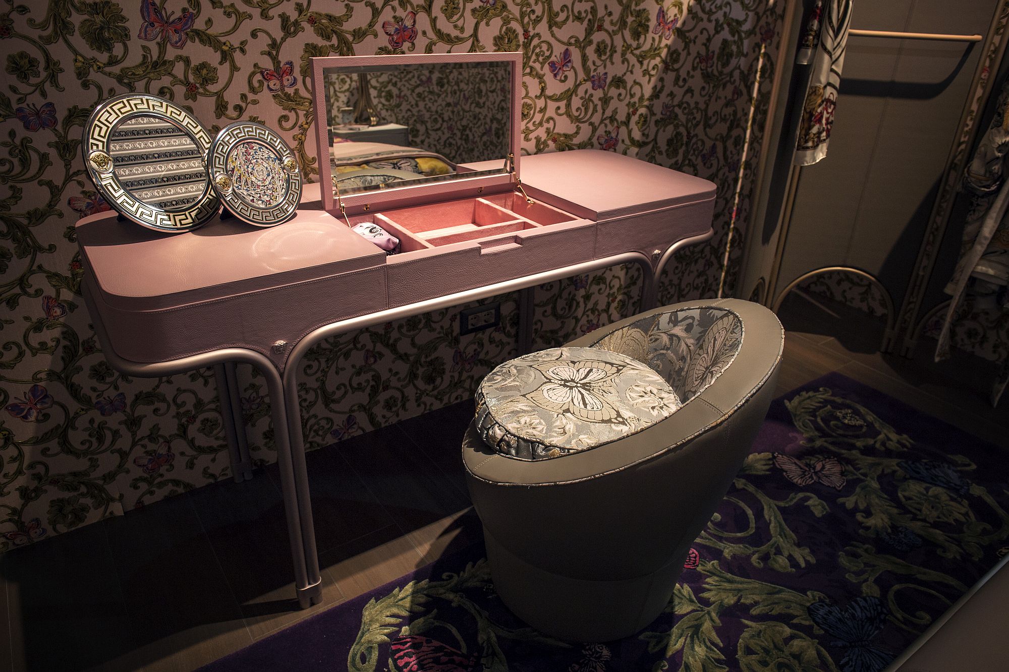 Ultra-slim and stylish makeup vanity in pink for the girls' bedroom