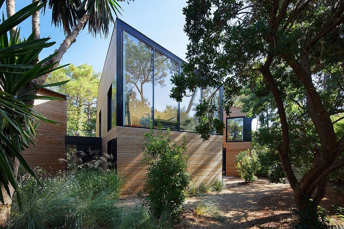 Wood and glass exterior of the holiday home in Cap Ferret