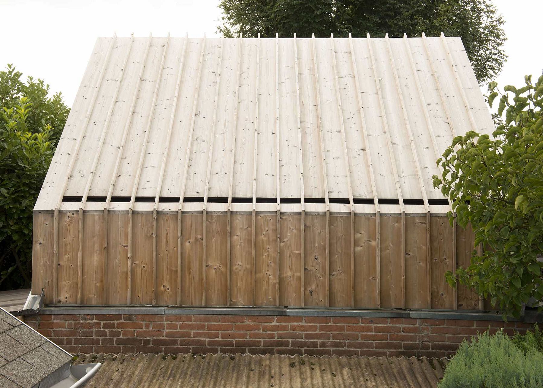 Wooden volume turns the old brick-walled shed in the backyard into a painting studio