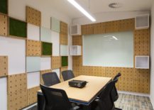 Adaptable-and-modern-conference-room-in-the-office-217x155