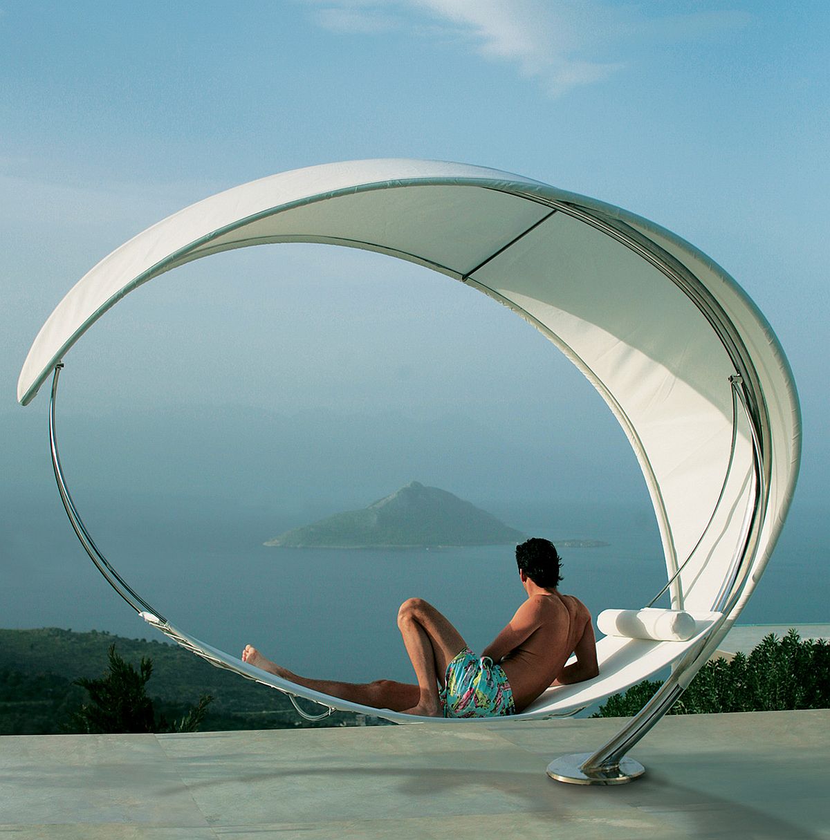 Captivating-and-sculptural-silhouette-of-the-Wave-hammock