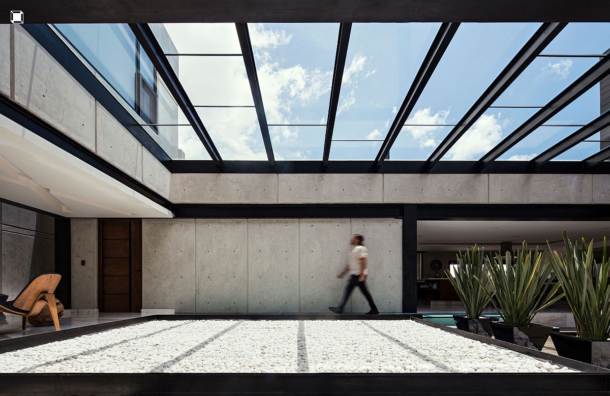 Concrete, metal and glass create a stunning and eco-sensitive Mexican home