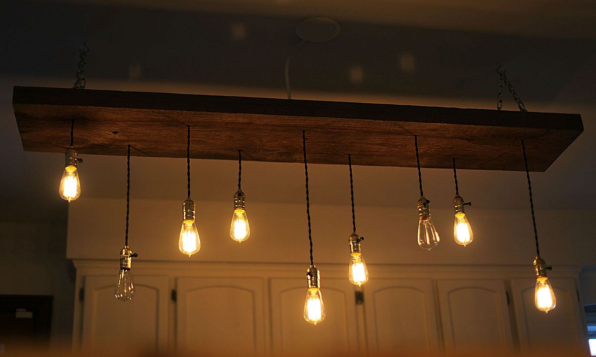 DIY-reclaimed-lumber-hanging-Edison-bulb-chandelier