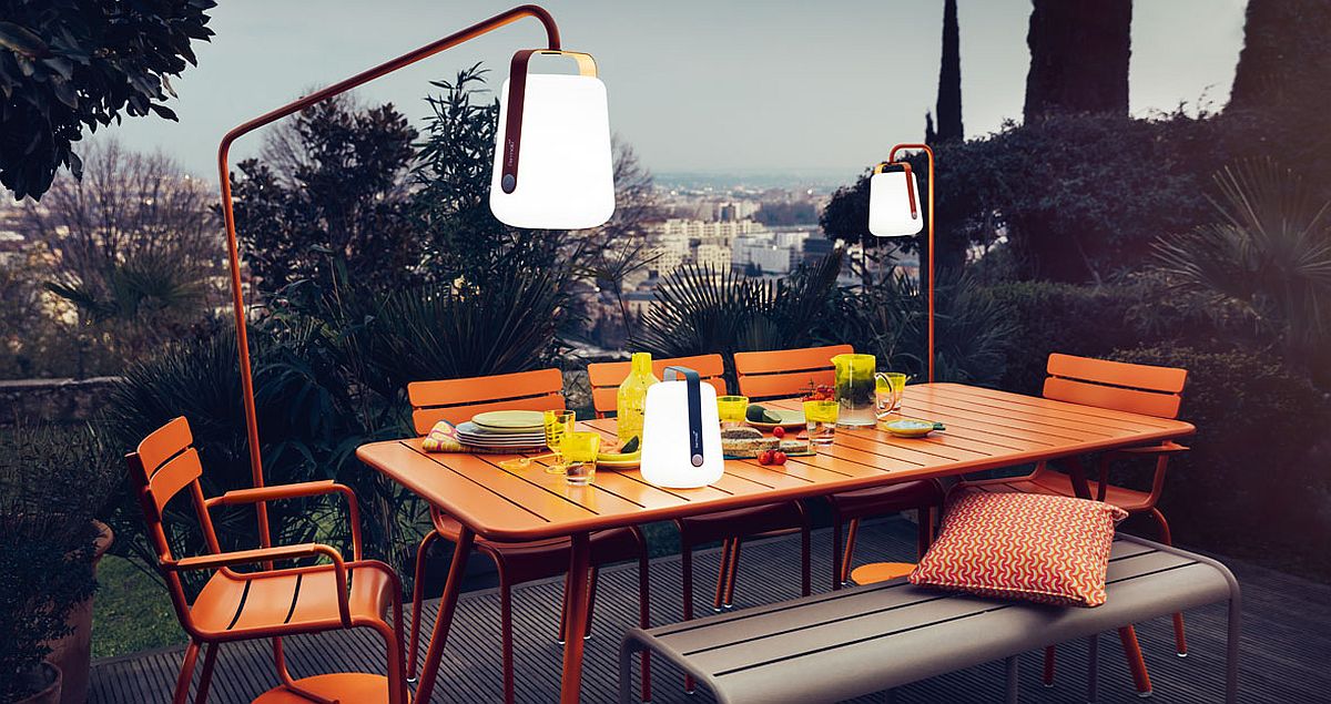 Flexible-and-slim-stands-for-the-Balad-lamp-bring-it-to-the-outdoor-dining